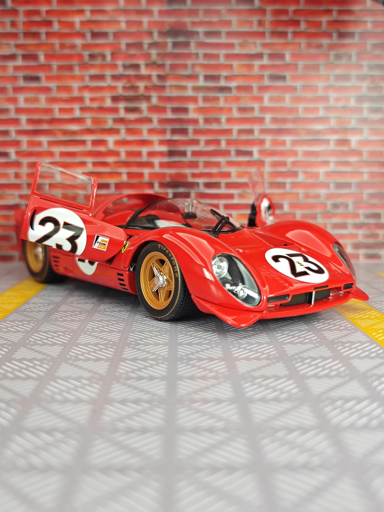 1/24 フェラーリ 330 P4 #23 デイトナ1967優勝車 ブラーゴ製 楽天市場】ブラーゴ 1/24 フェラーリ 330 P4 #23 優勝 デイトナ