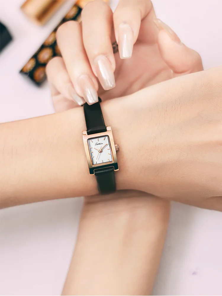 ساعة نسائية مستطيلة بسوار جلدي أسود – تصميم كلاسيك...