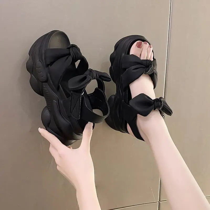 레드 칭 롱 네트워크 레드 슬로프 샌들 여성 여름 2024 새로운 스타일 다목적 몸집이 작은 케이크 두꺼운 바닥 샌들