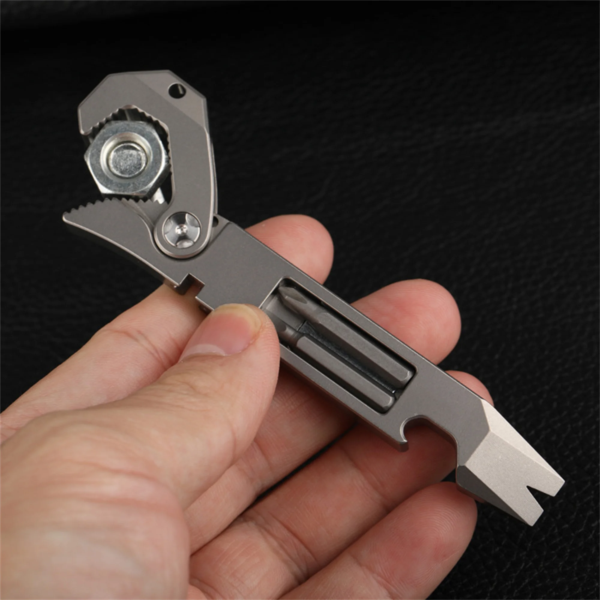 This tiny multi-tool has a pry bar, box cutter, and more - The Gadgeteer