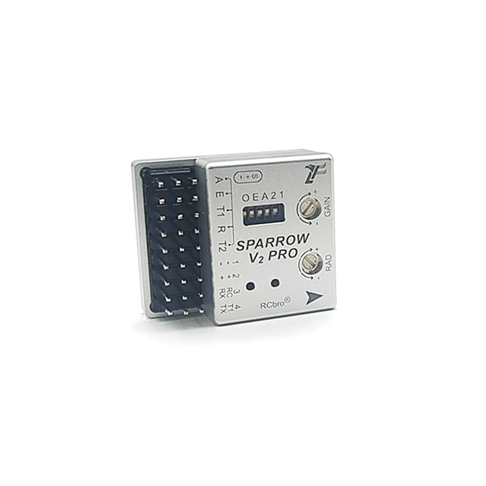 Contrôleur de vol Sparrow V2 Pro avec boîtier noir et dissipateur thermique, câbles de connexion visibles.