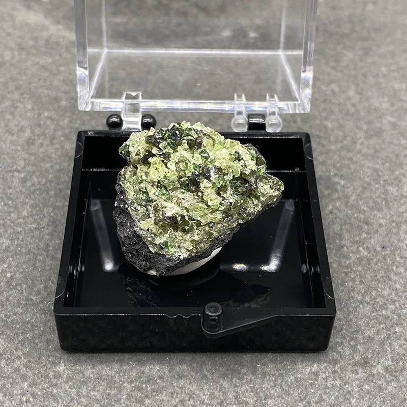 100%  Natural peridot Mineral Specimens Stones and Crystals Healing Crystal   +Box size:35*35*35 mm