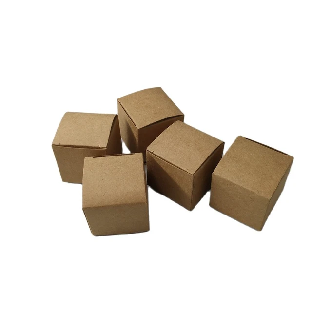 Boîte en carton kraft brun naturel de forme carrée, boîte cadeau kraft