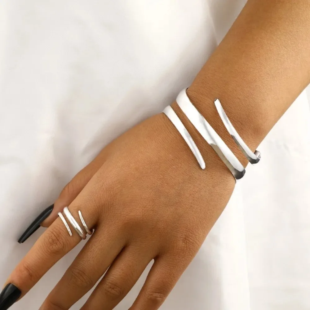 Europäisches und amerikanisches Schmuckset mit dickem Armband und Ring für Damen, goldfarben, geometrisches Muster, Armband-Ring-Kombination_voghion.com