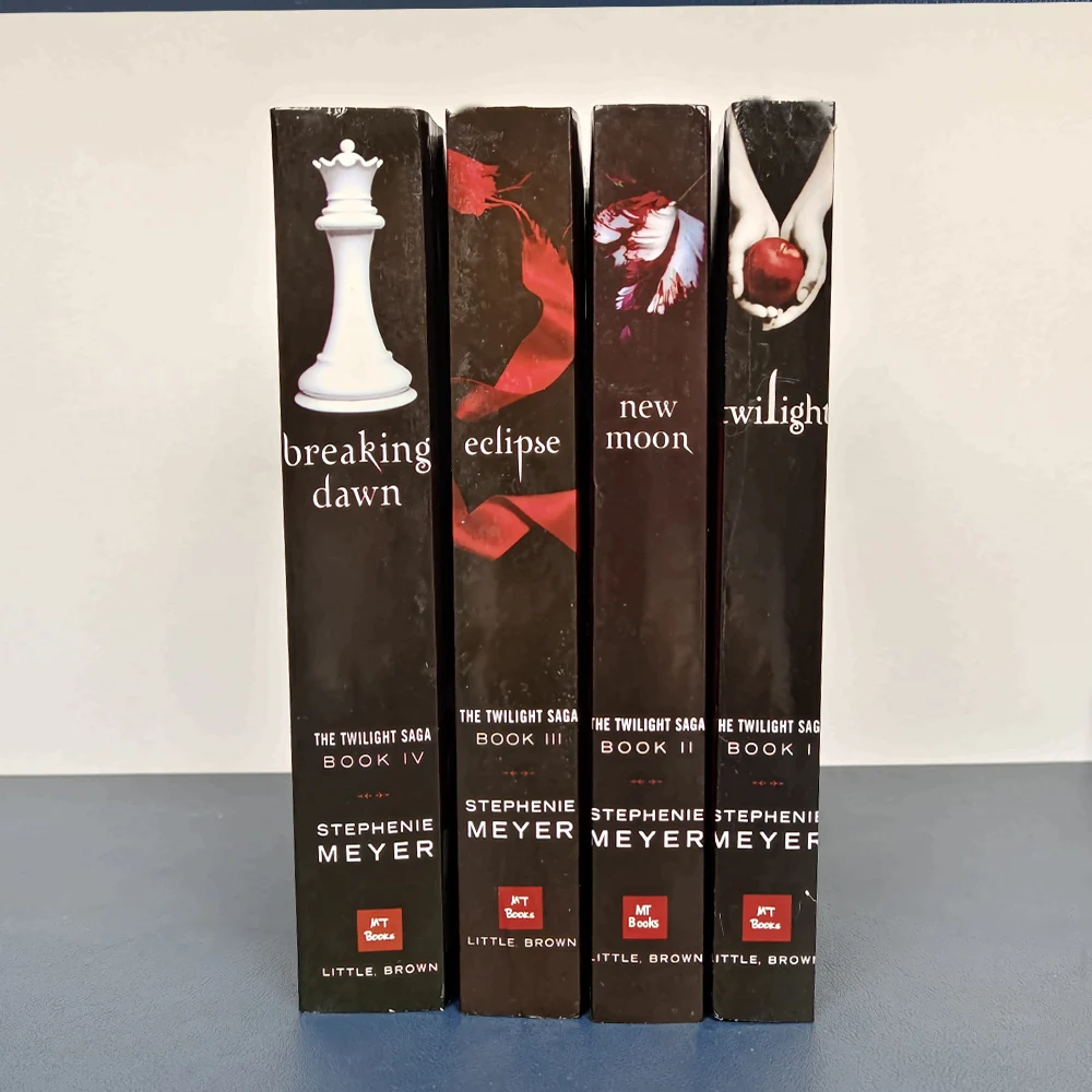洋書4冊セットthe twilight saga collection BX-TWILIGHT SAGA COMP COLL : Meyer, Stephenie: Amazon.in: Books