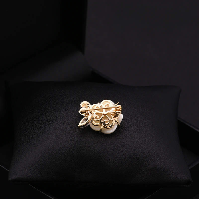 Natural Shell Flower Small Brooch Light Luxury All-Matching Clothes Neckline Fixing Pin Cute Shirt Anti-Exposure Buckle Jewelry
