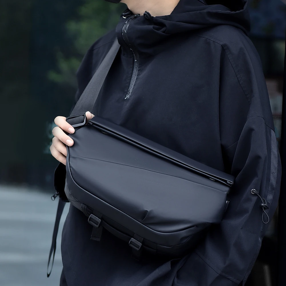 Men Magnetic Buckle Chest Bag Waterproof Sports Style Crossbody Bag Solid Color Casual Chest Bag Commute Chest Bag