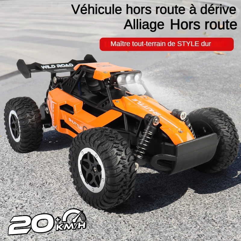 Détail des suspensions et du châssis de la voiture RC 2.4GHz 4WD 1:16 tout terrain.