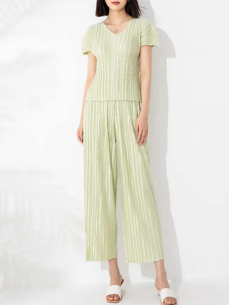 Miyake Pleated Fashion Casual Set Women's 2023 Spring New V-neck Glossy Short-Sleeved T-shirt Straight-Leg Pants Two-Piece Set