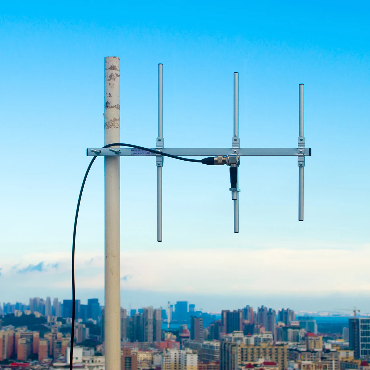 Gros plan sur le connecteur et la fixation de l'antenne Yagi 7 éléments 433 MHz, adaptée aux radios Baofeng, Motorola, Yaesu, Kenwood.