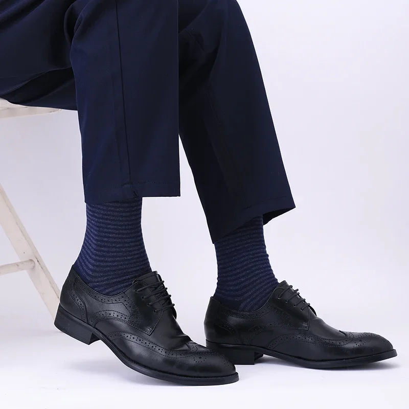 5/10 أزواج الرجال المعين الأزرق الأعمال منتصف جوارب أنبوبية المضادة للرائحة امتصاص العرق مريحة للتنفس كل موسم الجوارب غير رسمية