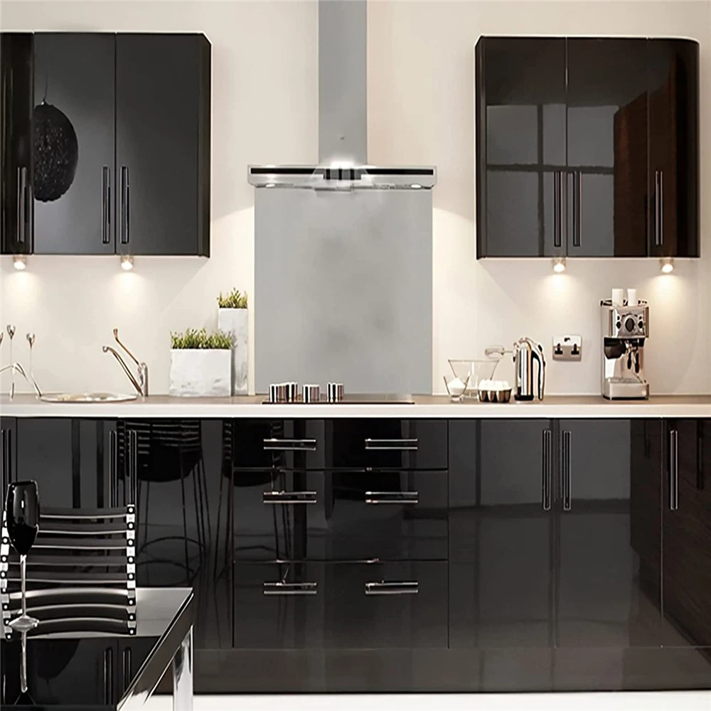 ورق جدران من الفينيل الأسود اللامع للجدران المقاومة للماء، ملصق لاصق لطاولة الحمام والمطبخ لديكور الأثاث