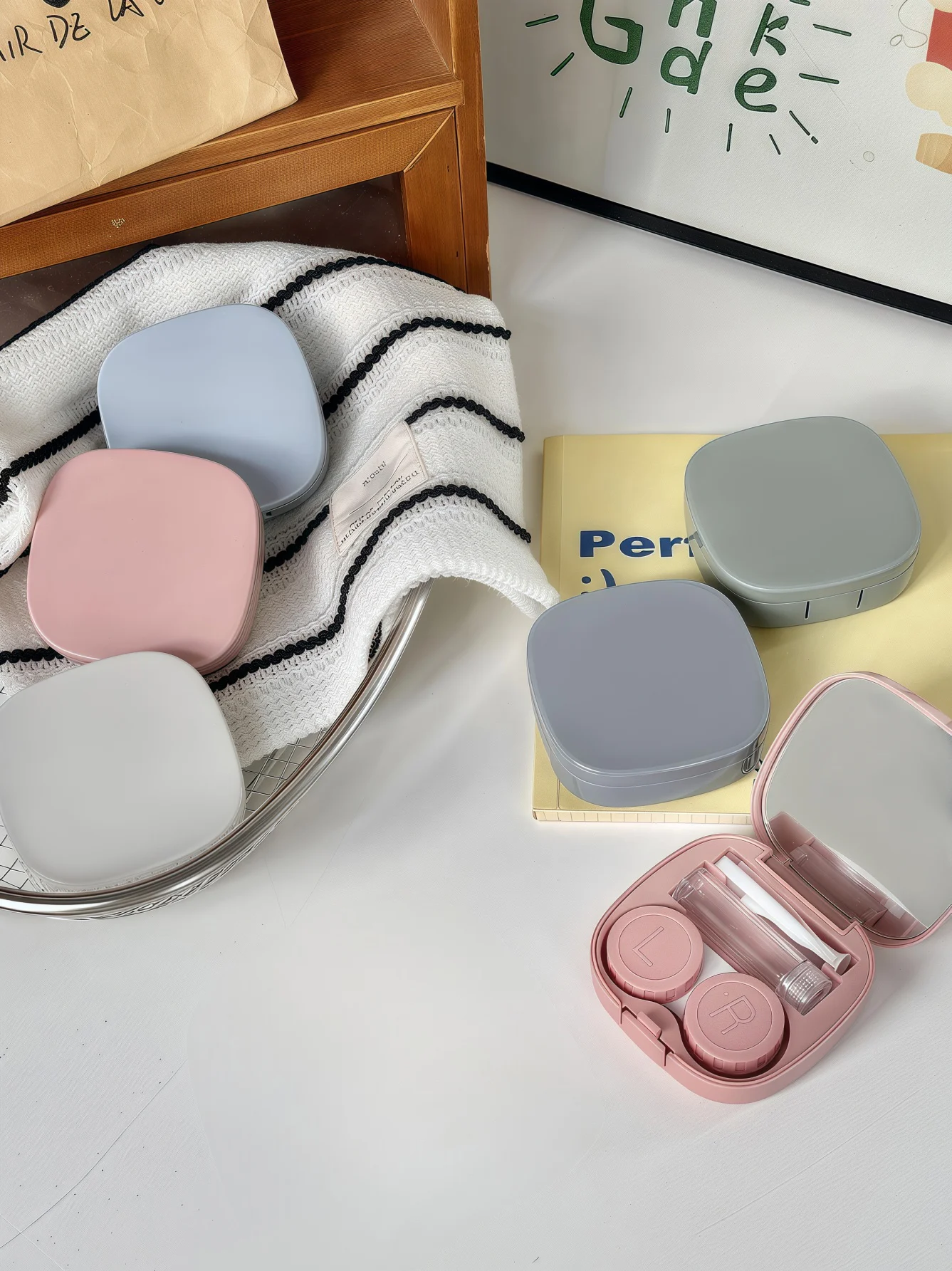 미니멀리스트 뉴트럴 톤 콘택트렌즈 케이스 키트(거울 및 제거 도구 포함), 여행..