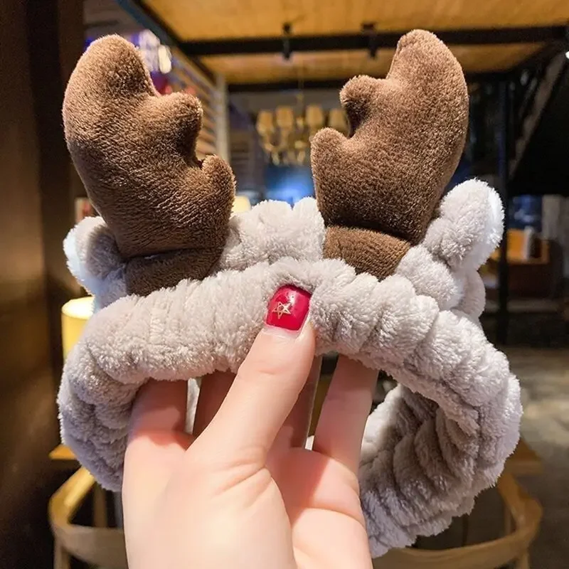 Fascia per capelli con corna di renna per la cura della pelle: graziosa fascia natalizia per capelli da donna, trucco per il lavaggio del viso e servizio fotografico. Accessorio novà
