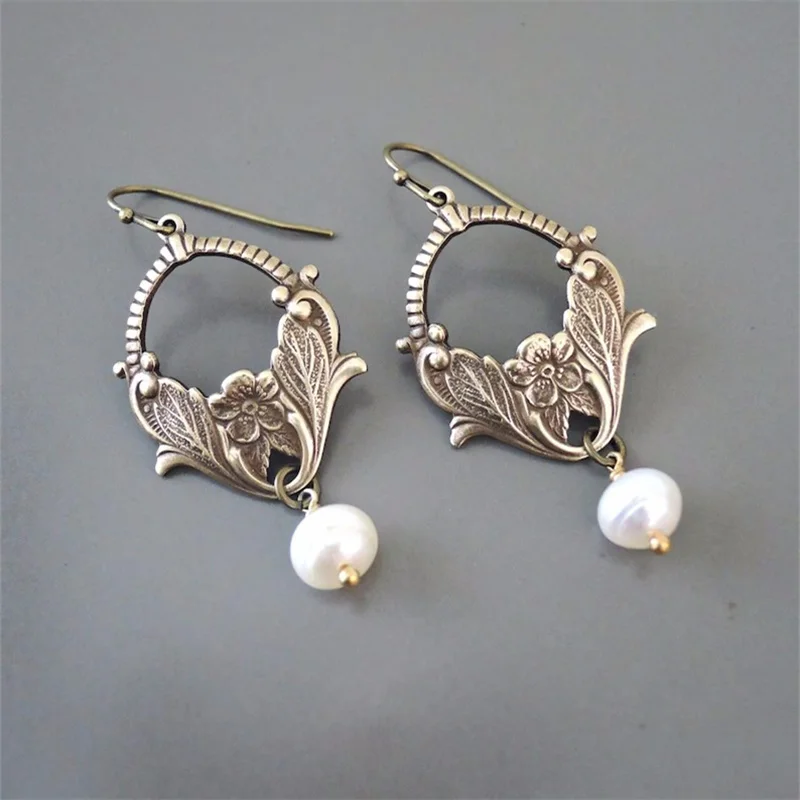 

Vintage Round Inlaid Imitation Pearls Earrings Personality Silver Color Metal Carving Flower Dangle Earrings Women Accessories