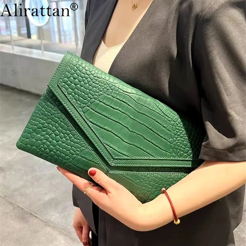 Crocodile Embossed Leather Card Holder - Black | Le Alfré - Foto 4