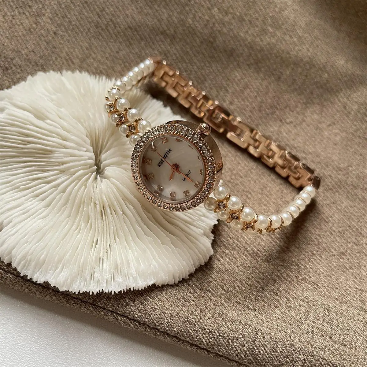 

Женские кварцевые часы с перламутровым ремешком, золотистые и Серебристые часы с маленьким браслетом