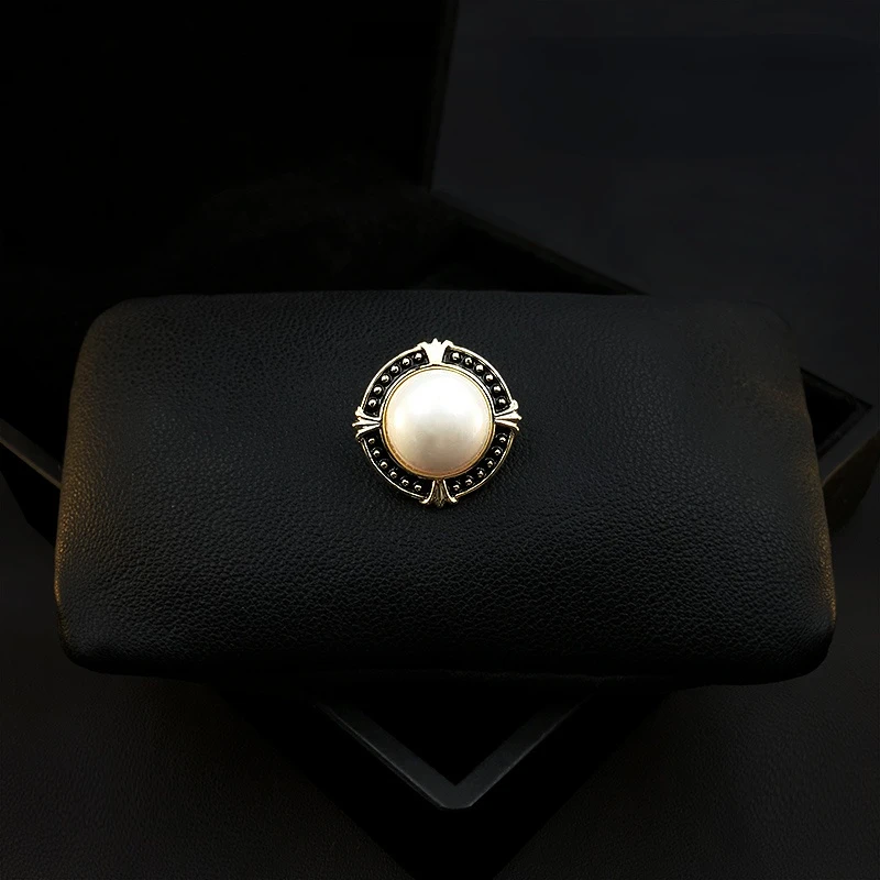 Upscale Retro Small Brooch Exquisite Women's Fixed Collar Pins Simple Versatile Design Sense Neckline Accessories Pearl Jewelry