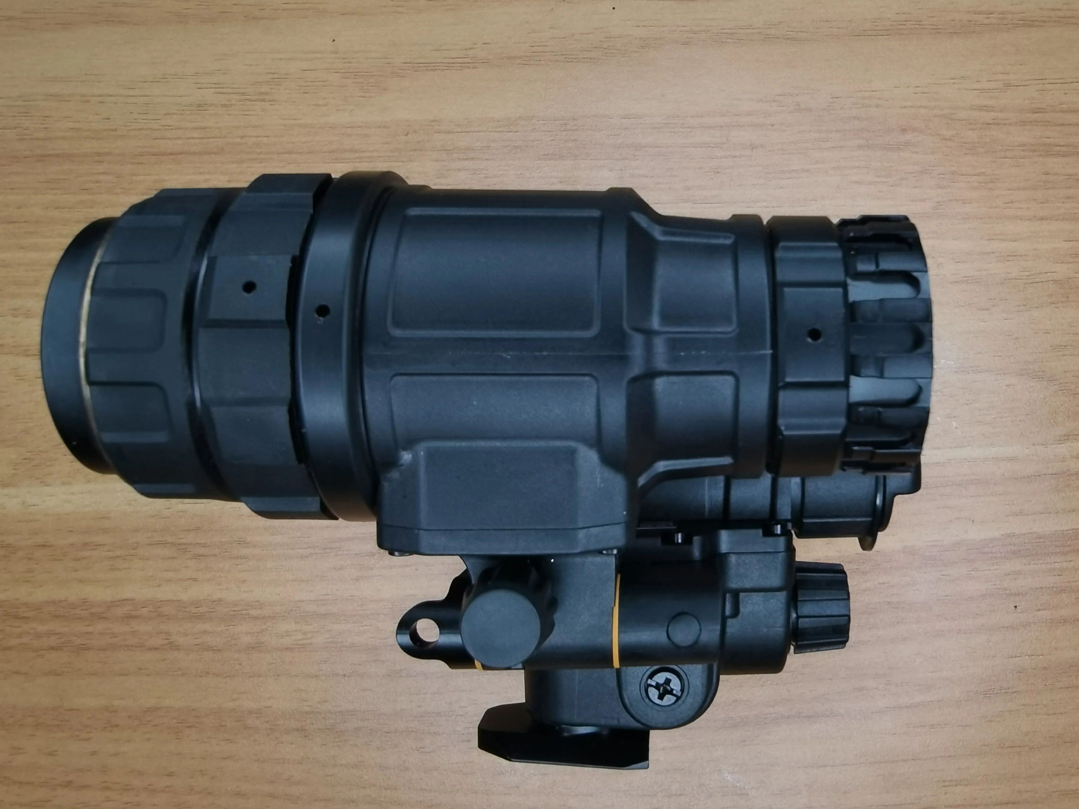NVG収納保護ポーチ　ウッドランド　暗視眼鏡　PVS14 PVS31 双眼 TYR Communications Pouch- NVG vertical | REALMENT