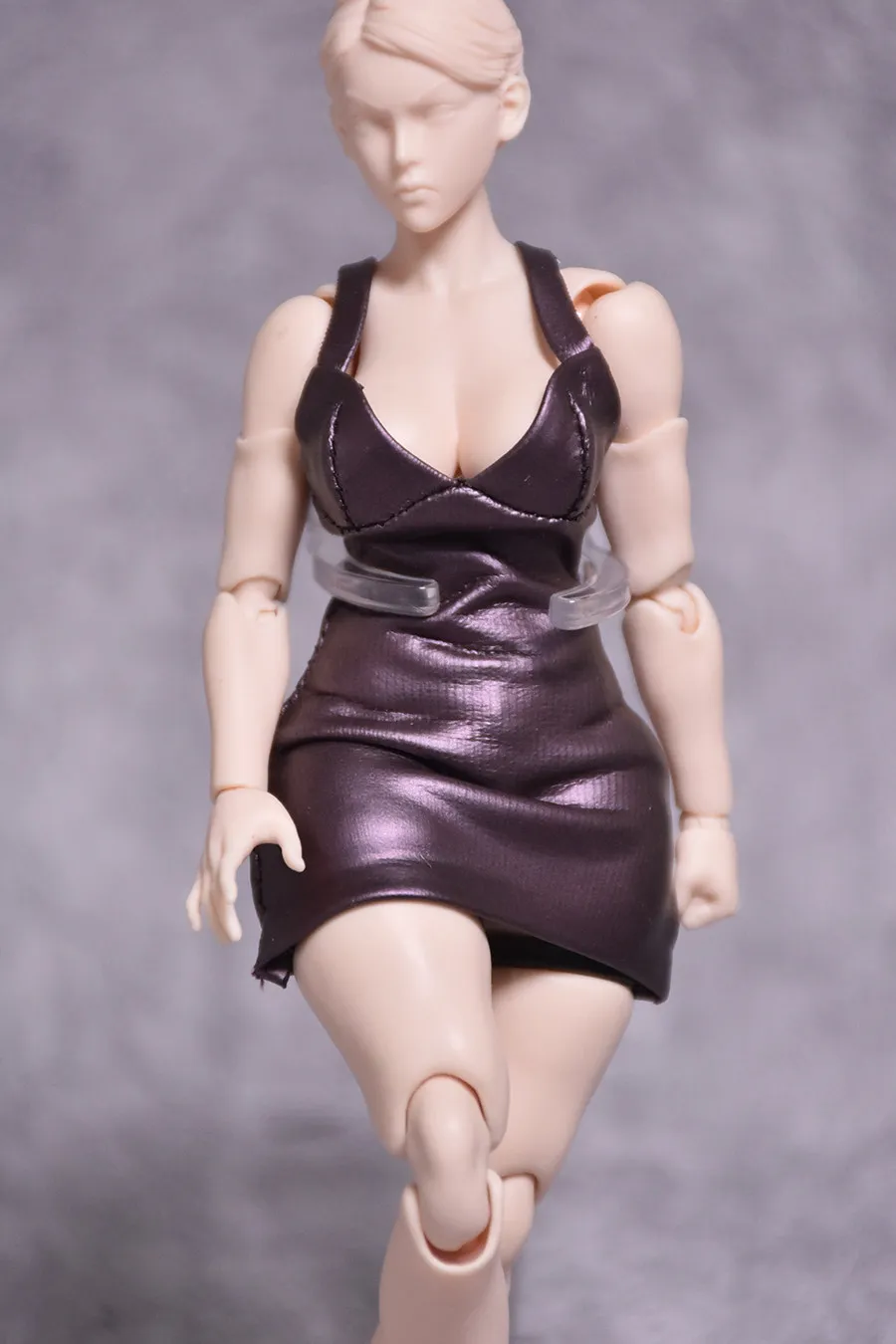 1/12 Maßstab Weibliches Einfarbiges PU-Leder-Kleid mit Trägern für 6'' Soldaten NT-04 Romankey Actionfigur-Körper – Detail 12