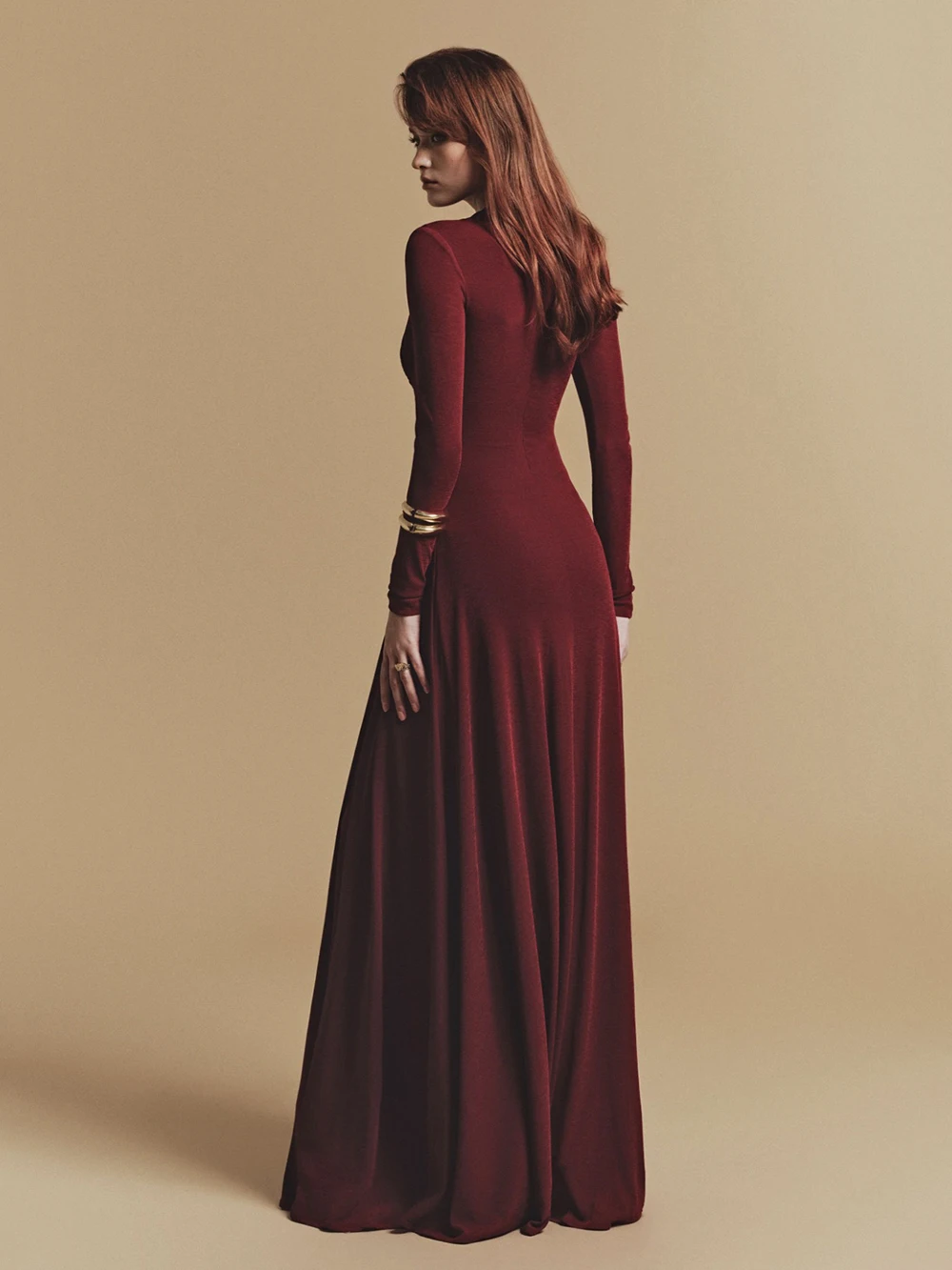 فستان طويل عنابي بكسرات ناعمة