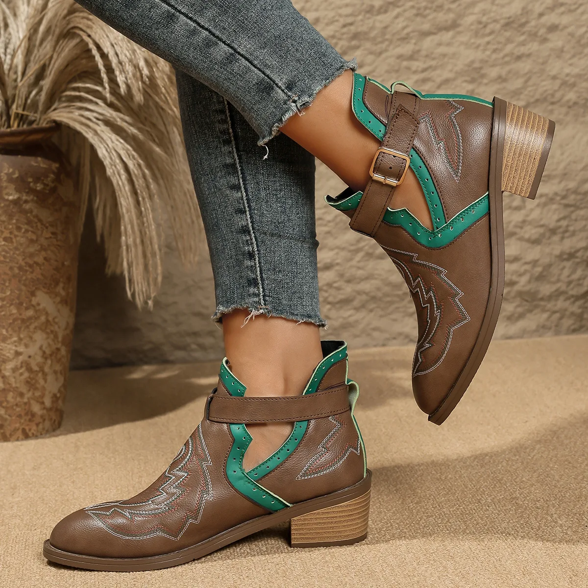 New Fashion Women's Autumn Plus Size Block Heel High Top Vintage Booties Pointed Toe Embroidered Short Boots