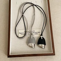 Collier ras du cou Minar au design unique en cuir PU noir et bleu clair avec pendentif en forme de pomme de pin métallique pour femme, chaîne longue réglable 5