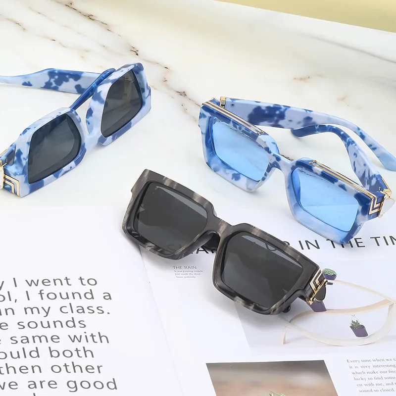 Louis Vuitton Flower Edge Square Sunglasses Black Plastic. Size E