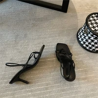 Sandales sexy à talons bas pour femmes, chaussures d'été de styliste, noires et blanches, avec ceinture, 2024 4