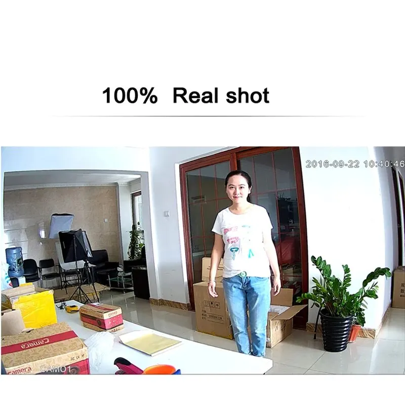 Mujer dentro de vivienda decorada con plantas y libros