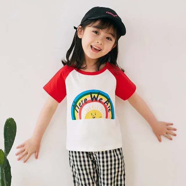100% 순면 소재로 만든 고품질 아동복 티셔츠로, 여름철에 편안함과 스타일을 선사합니다.