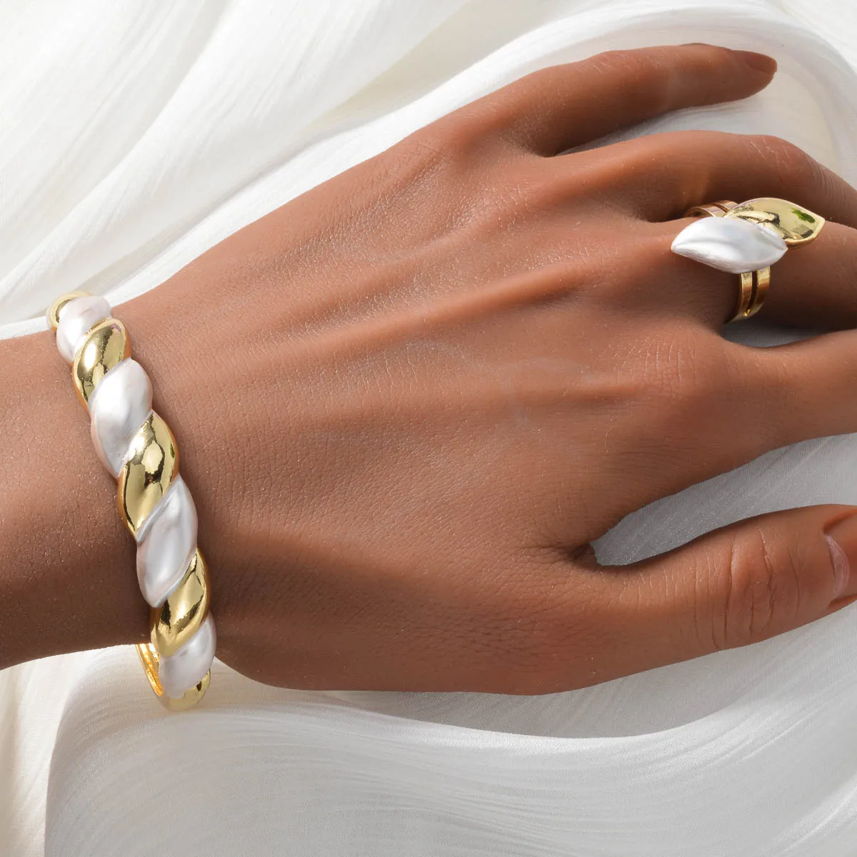 Dubai Classic Four-Piece Jewelry Set - Round Necklace Bracelet Earrings Ring for Bridal and Daily Wear