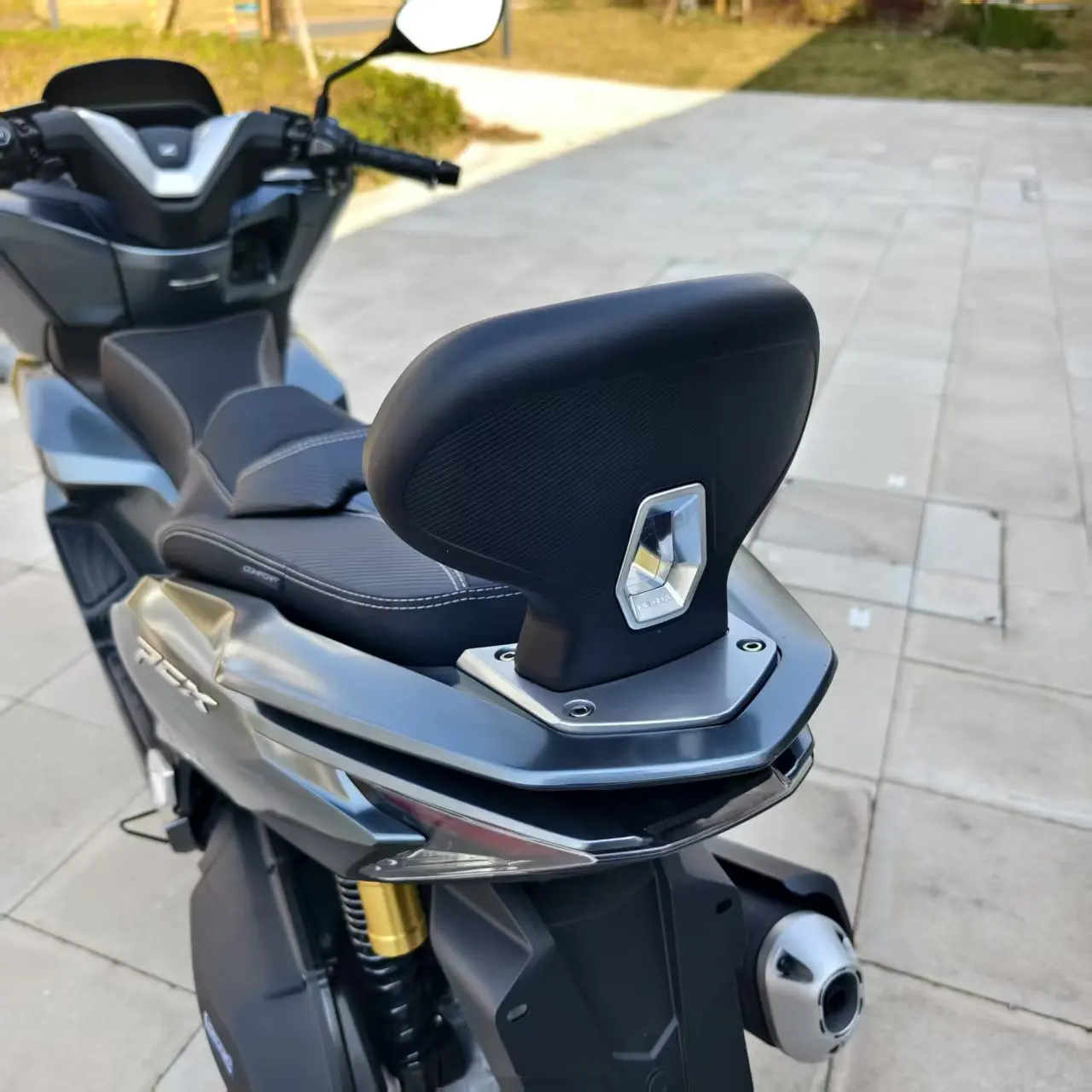 背もたれ 後部乗客の オートバイアクセサリー パッセンジャーバックレスト リアパッド 22インチ ハーレー用 ツーリング用 ストリー バックレストシシーバー  バイク ドライバーの背もたれクッション バイクアクセサリー ツーリング用 バイク用 2009-2022 ダブ 後部座席の ... オートバイのパッセンジャーバックレスト オートバイフロントドライバーライダーパッセンジャーバックレストカバーパッドアクセサリーシート