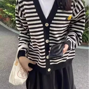 Nuovo maglione a righe con faccina sorridente primavera autunno giacca cardigan lavorata a maglia da donna top con scollo a V a maniche lunghe stile pigro 1