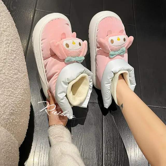 산리오 카와이 시나모롤 마이 멜로디 쇼트 부츠와 폼폼푸린 스노우 부츠, 쿠로미 미끄럼 방지 코튼은 겨울에 따뜻하게 신는데 적합한 제품들입니다.