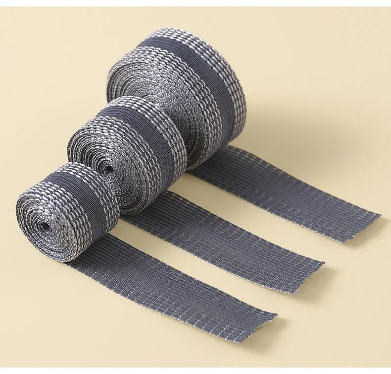 Strygning af det klæbende bånd på en buksekant