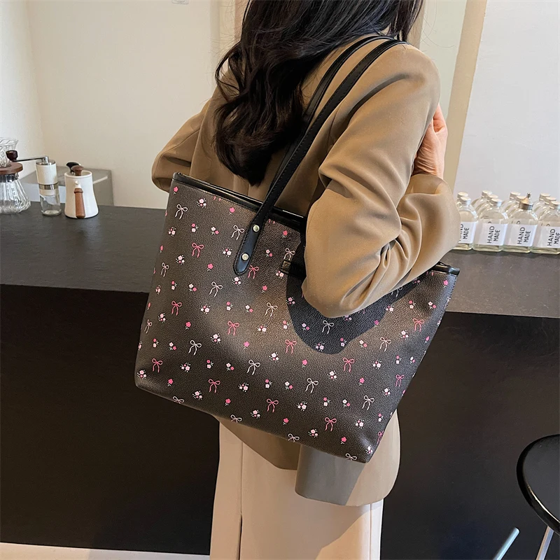 Women PU Fashion Shoulder Bag Large Capacity Simple Carrying Bag Zipper Closure Simple Tote Bag Soft Commuting Bag