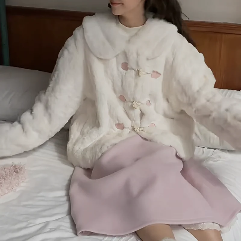 

2023 Autumn Winter Women White Sweet Short Soft Faux Lambswool Fur Jacket Lapel Horn Button Long Sleeve Warm Faux Fur Outwear