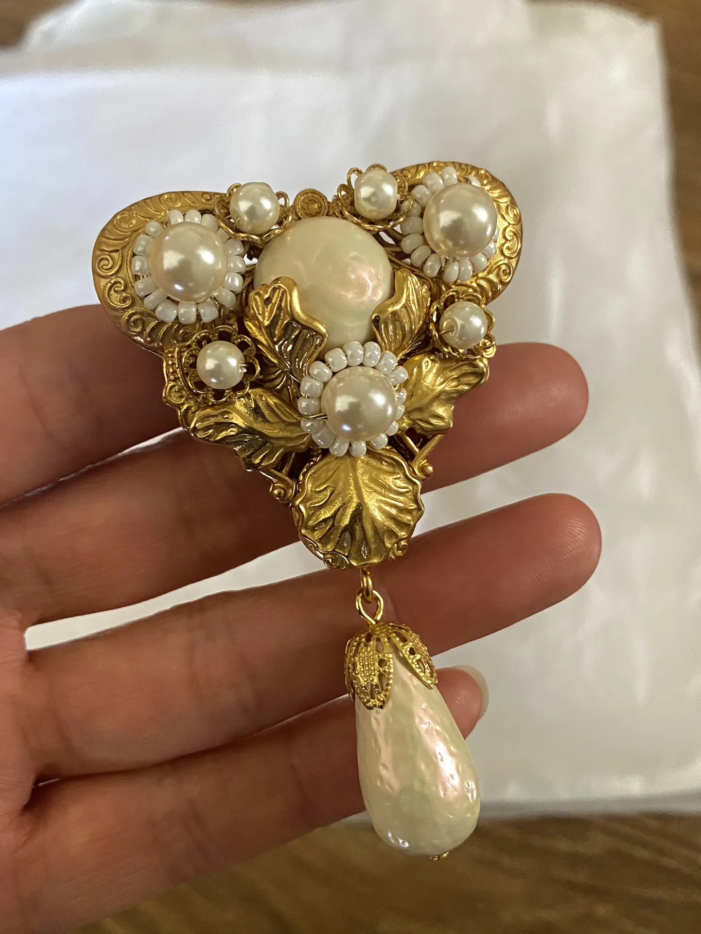 

Wear three-dimensional flowers retro new heavy industry brooch