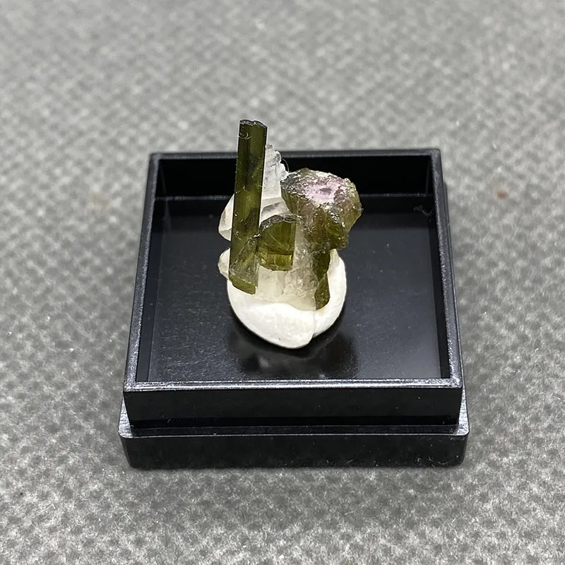 100%  Natural Green tourmaline Mineral Specimens Stones and Crystals Healing Crystal   +Box size:27*27*25 mm