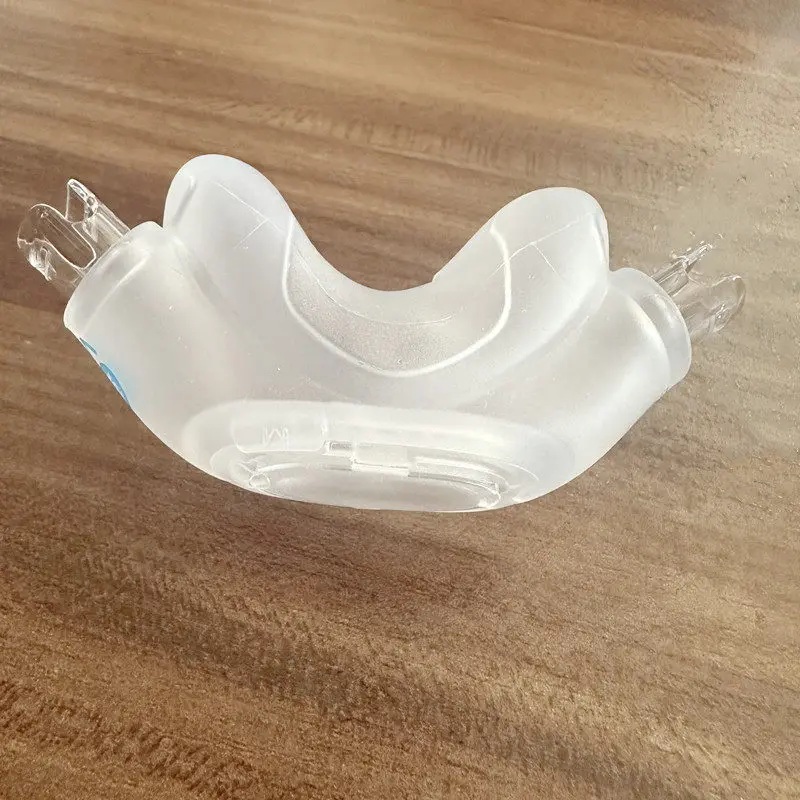 Masque chirurgical Type IIR déplié, montrant les plis et la barrette nasale, fond clair