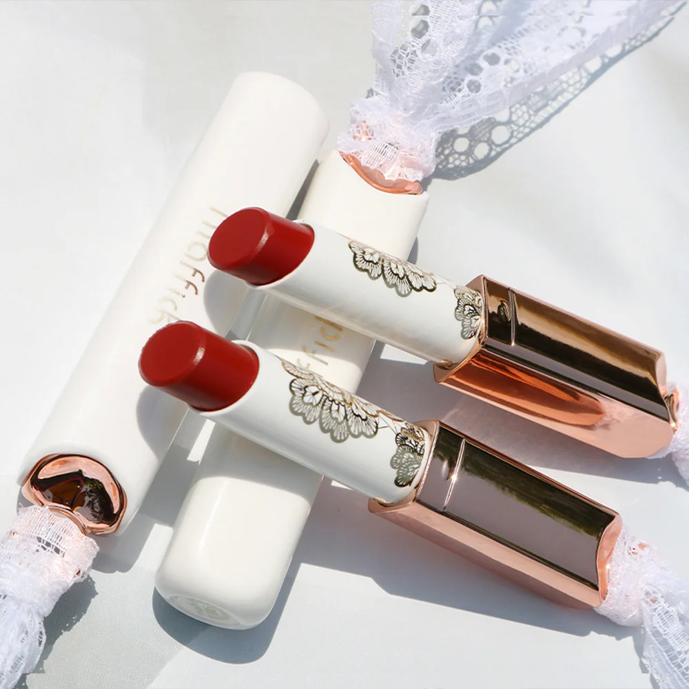 

matte lipstick is not dry, silky, moisturizing, lasting color, non-stick lip makeup