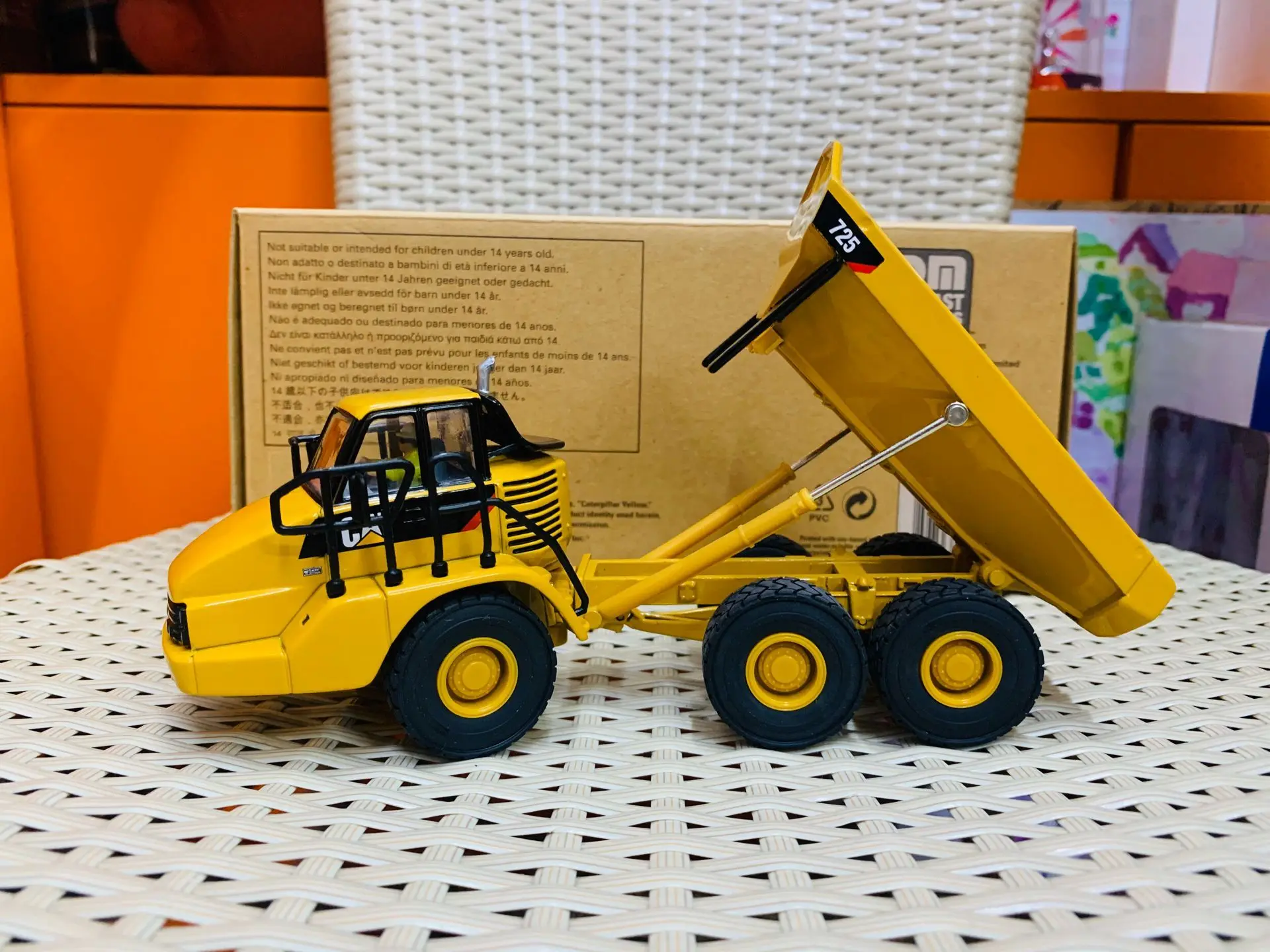 Caterpillar Cat 725 Articulated Truck 1:50 Scale By DieCast Masters DM85073