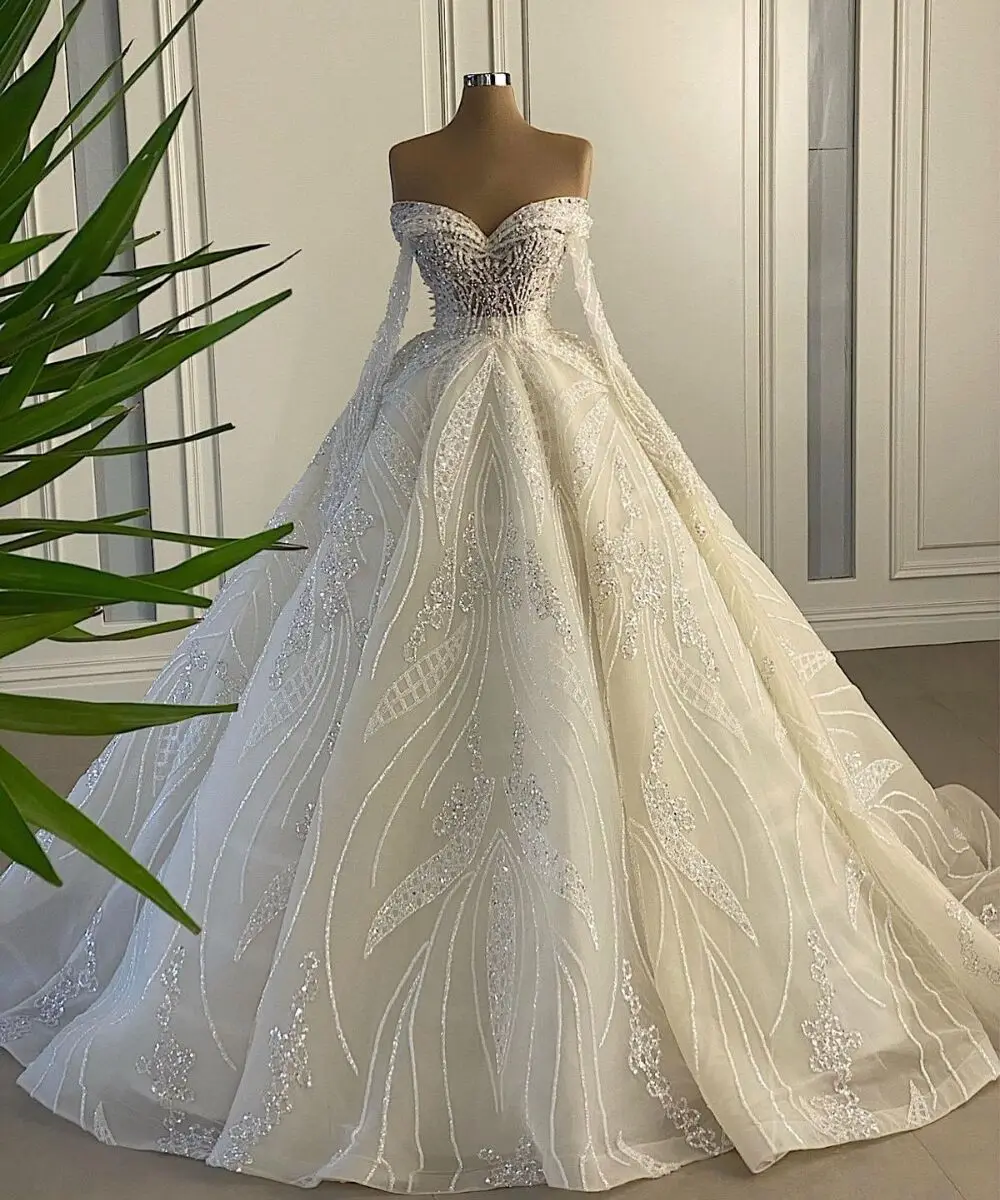 

Gorgeous Ball Gown Wedding Dresses Sweetheart Design Lace Appliques Pearls Bridal Court Gown Backless Customized Robe De Mariée