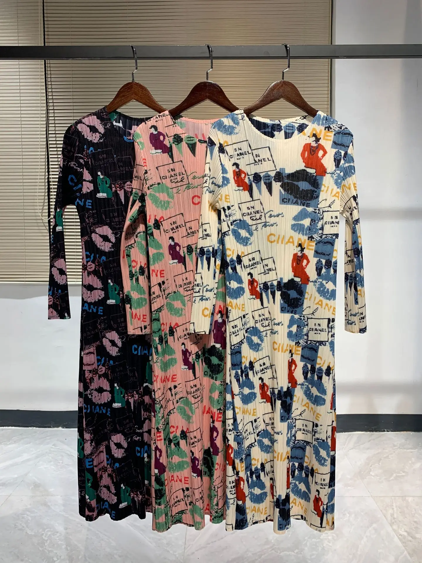 

2023 Woman Miyake Pleated Fold Autumn Ladies Casual Loose New Long-sleeved Graffiti Fashion One Size Dress
