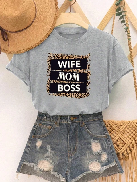 Camiseta Feminina Casual de Verão com Estampa de Leopardo Wife Mom Boss