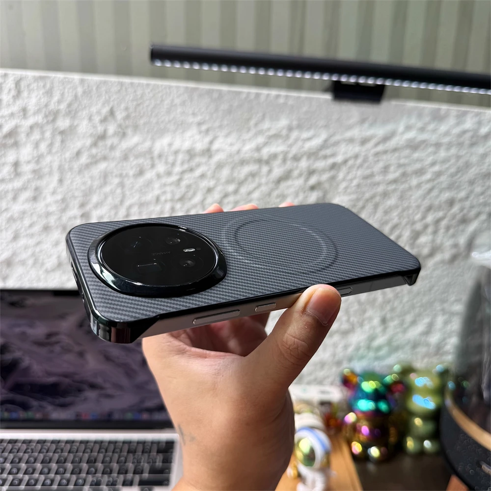 Sleek Frameless Carbon Fiber Pattern Hard Shell with Magnetic Wireless Charging Compatibility