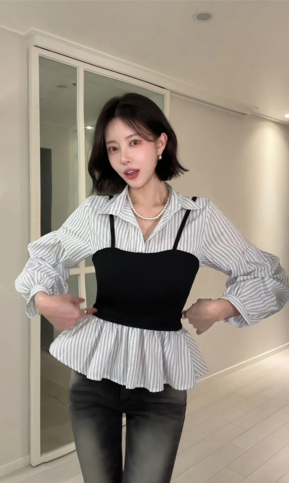 قميص نسائي جديد لربيع 2026 بتصميم مخطط يحدد الخصر وقصة ضيقة مع تصميم كم منفوش وهمي من قطعتين