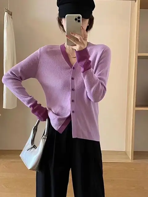 가을 의상에 개성과 따뜻함을 더하는 패치워크 니트 가디건