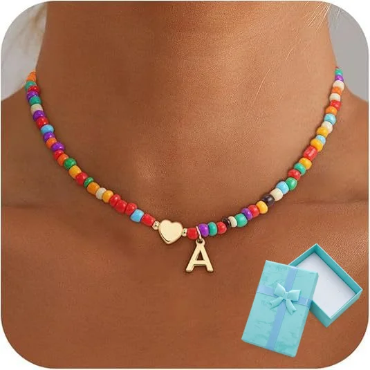 Mit Geschenkbox A-Z 26 Buchstabenoptionen Bunte Perlen-Initial-Halskette für Frauen Mädchen Herzanhänger Choker Personalisiertes Geburtstagsgeschenk